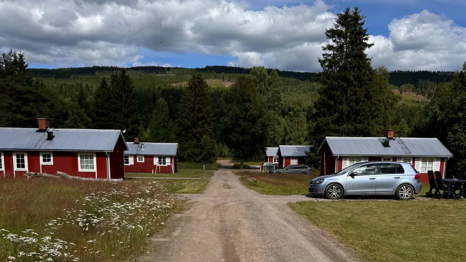 Klarälvsbyn med röda stugor längs byvägen