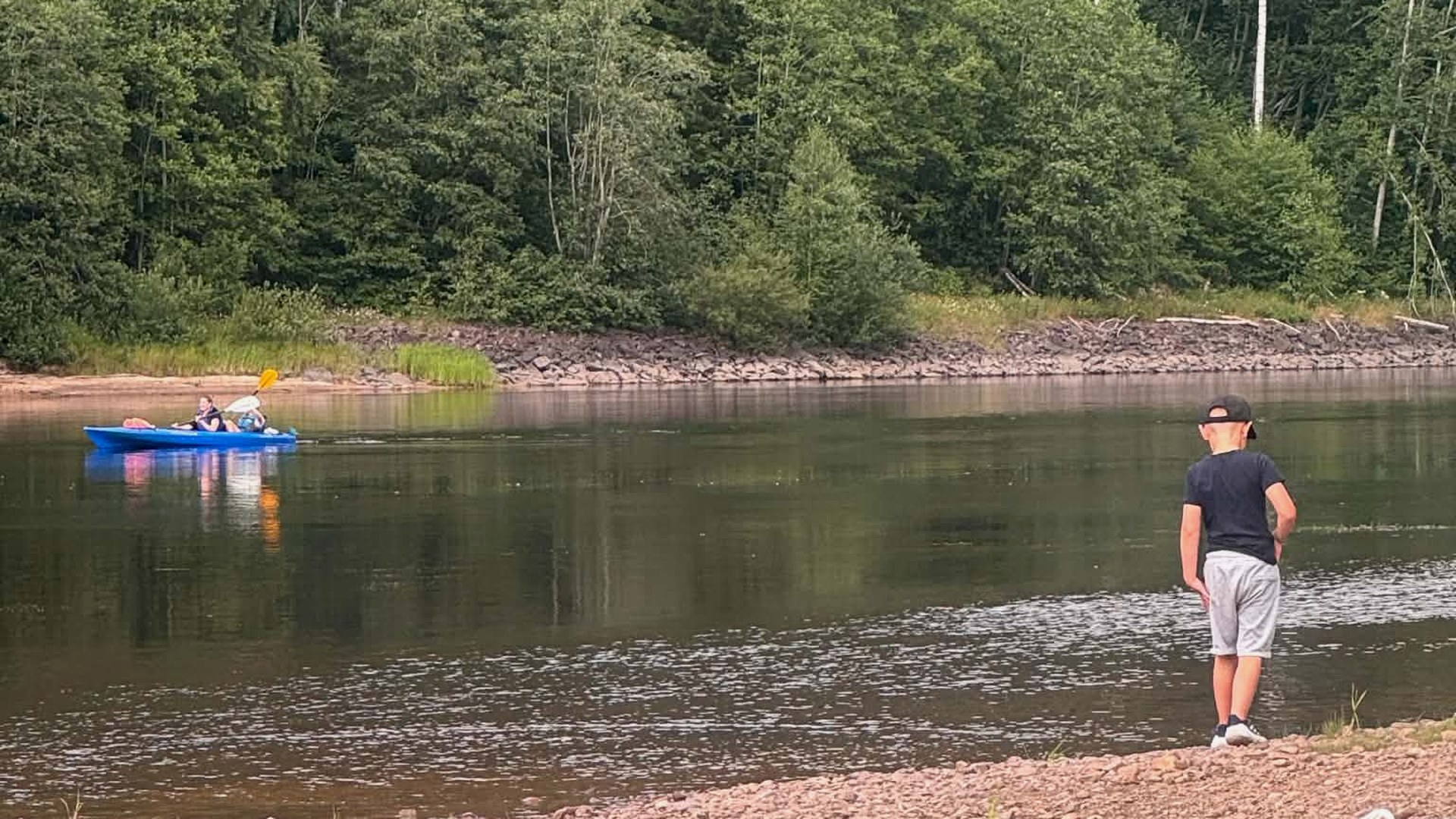 Klarälven med paddling och strandliv